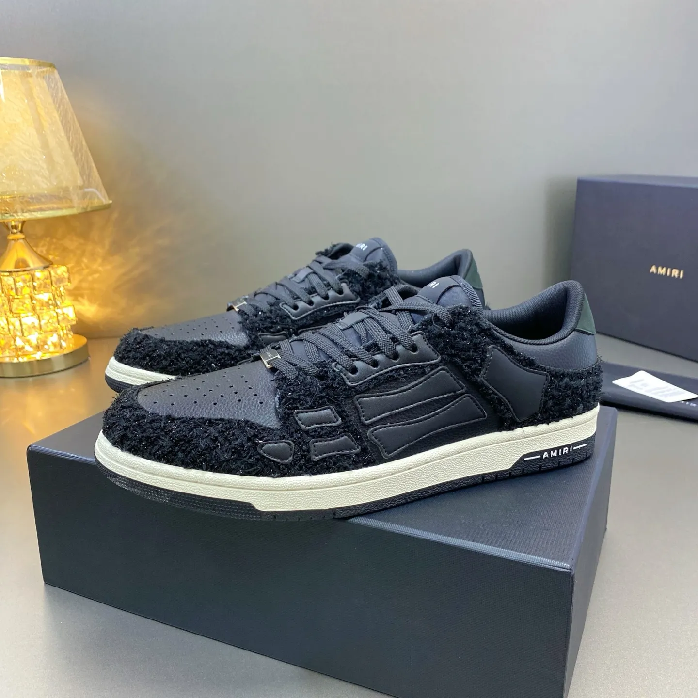 p580🐮🐮AMIRI Couple Style👑 The latest The Pacific Series Couple Style💀🦴Bone Stars Casual Sports Shoes Skateboard Shoes✔️ AMIRI's Pacific shoes are a sneaker that combines luxury and street style. Many celebrities and Internet celebrities have the same style. Its design and workmanship are very exquisite. Made of high-grade cow leather, soft to the touch and highly durable. 💎Fabrics: Original custom imported first-layer cowhide 💎Inner lining: Original customized breathable mesh 💎Foot: Original injection molded one-piece, comfortable, wear-resistant and not tiring for feet 💎Outsole: Original 1:1 molded three-color sole Original outsole 💎Sole thickness: 3CM 💎Size: Female 35-40 Male 39-46 💎Price; Top version 👑Special remarks Remark: (Female size 34 40 . Men's sizes 38 45 46 are customized and cannot be returned or exchanged. Please note when ordering! Thank you🤝🤝